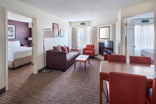 um quarto de hotel com uma cama e uma sala de estar em Residence Inn Cranbury South Brunswick em Cranbury