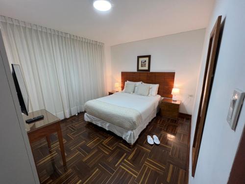 Habitación de hotel con cama y TV en San Isidro Olivar 2 bedroom Apartment, en Lima