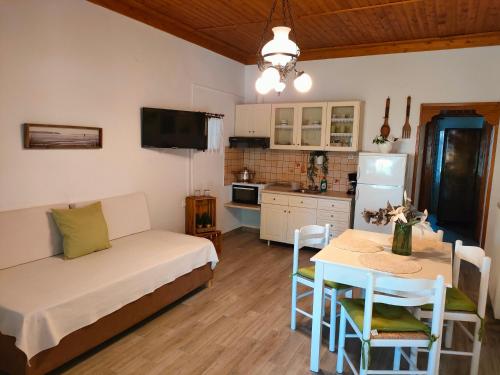 salon z kanapą i stołem w obiekcie Armonia & Anemos Family Apartments w mieście Kalamos
