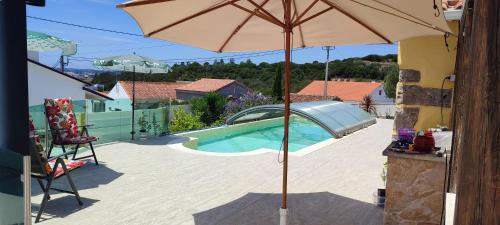 Bazén v ubytování Kairos Casa; luxurieus villa with private pool. nebo v jeho okolí