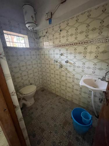 Ένα μπάνιο στο Pushpanand Guest House