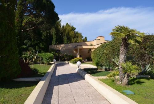 Photo de la galerie de l'établissement Appartement vue mer piscine à débordement, à Vallauris