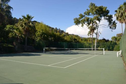 Photo de la galerie de l'établissement Appartement vue mer piscine à débordement, à Vallauris