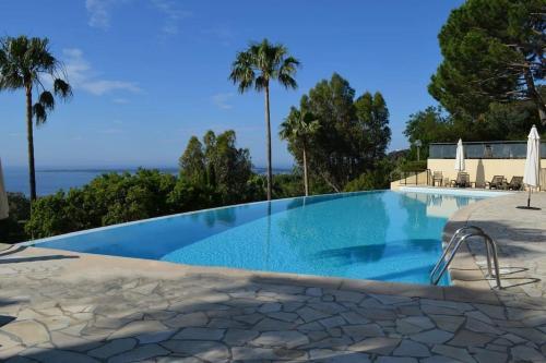 Photo de la galerie de l'établissement Appartement vue mer piscine à débordement, à Vallauris