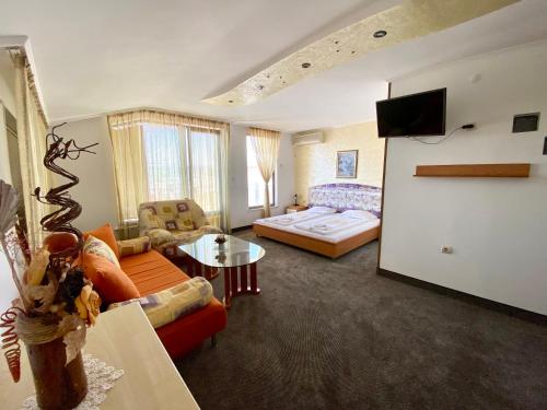 Hotel The Golden fish في سوزوبول: غرفة معيشة كبيرة مع سرير وأريكة