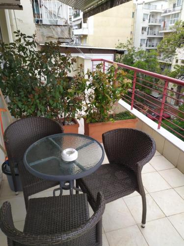 einen Tisch und zwei Stühle auf dem Balkon in der Unterkunft Tzikas apARTments in Thessaloniki