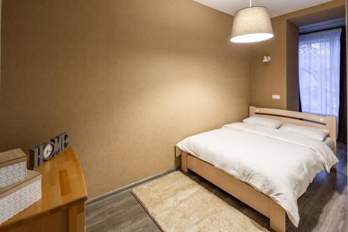 Кровать или кровати в номере Квартира в центрі