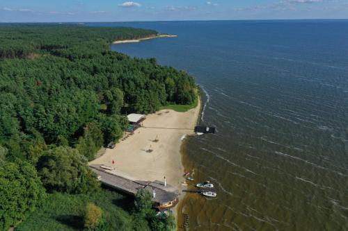 una vista aérea de una playa en el océano en Secret Resort Club en Pereyaslav-Khmelʼnytsʼkyy