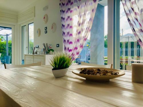 una mesa de madera con un plato de comida. en B&B Sabbia e Sassi, en Praia a Mare