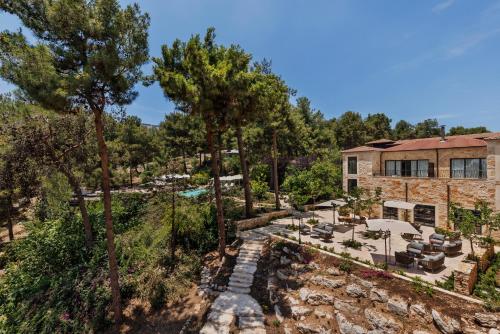 uma vista aérea da casa e do jardim em Herbert Samuel Bayit Bagalil Boutique em Hatzor haglilit