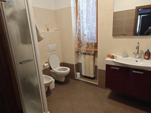 a bathroom with a toilet and a sink and a shower at Charlie's Home Arezzo-Appartamento-B&B Arezzo con Parcheggio privato- Arezzo Città del Natale 2023 - Centro Arezzo Fiere e Congressi- Mercatini Natale Arezzo Casa di Babbo Natale e Villaggio Tirolese 2023 in Arezzo