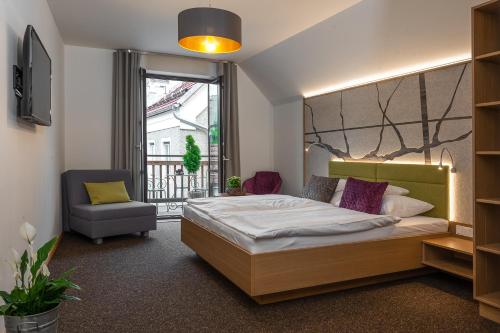 1 dormitorio con 1 cama y 1 silla en Weingut Ferdl Denk, en Weissenkirchen in der Wachau