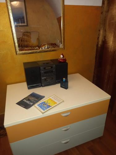 uma secretária com um espelho e um computador em Casa Vacanza Mary em Santeramo in Colle
