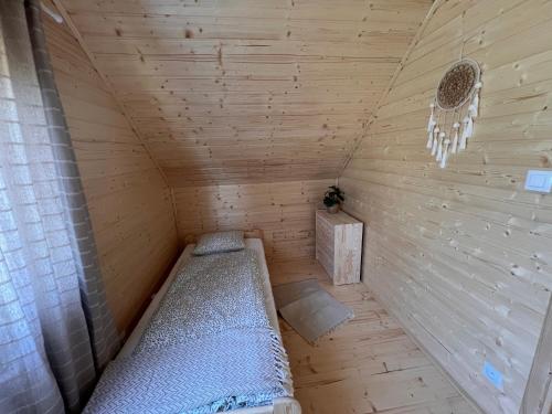 małą drewnianą saunę z łóżkiem w obiekcie Leśny Zakątek w mieście Lubiatowo