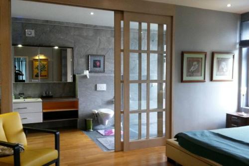 1 dormitorio con 1 cama y baño con lavamanos en Lavish Retreat: Stylish & Scenic Penthouse, en Johor Bahru