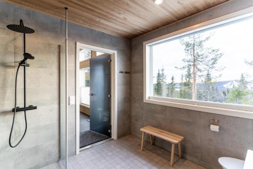 ein Bad mit einer Dusche und einem Fenster in der Unterkunft Näköalahuvila Pikku-Syötteen Helmi in Syöte
