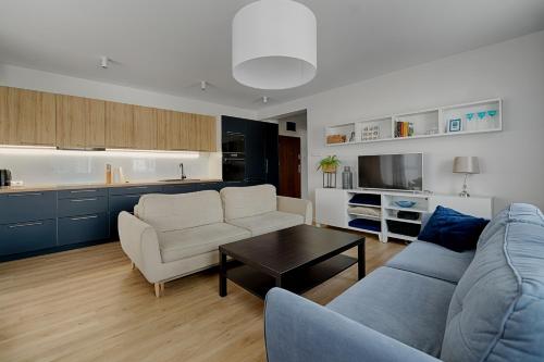 salon z kanapą i stołem w obiekcie Apartamenty MM - Rzeźniczaka w Zielonej Górze