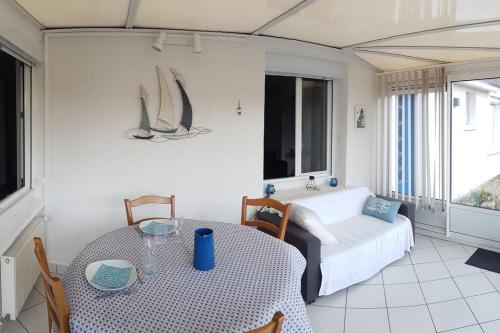 - une chambre avec un lit, une table et un lit dans l'établissement La maison aux Hortensias, 1km de la plage, proche du sillon de Talbert, à Pleubian