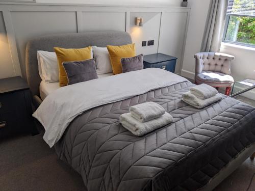 una camera da letto con un grande letto con asciugamani di Ronachan a Clachan