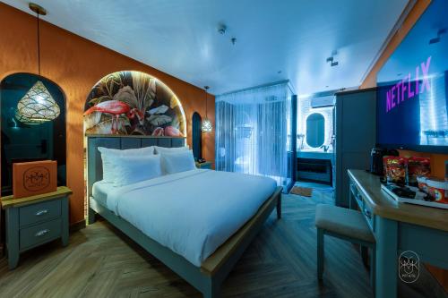 - une chambre avec un lit et un bureau dans l'établissement PYNT HOTEL, à Hô-Chi-Minh-Ville