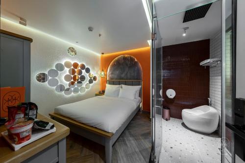 Ένα ή περισσότερα κρεβάτια σε δωμάτιο στο PYNT HOTEL