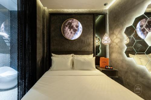 Ένα ή περισσότερα κρεβάτια σε δωμάτιο στο PYNT HOTEL