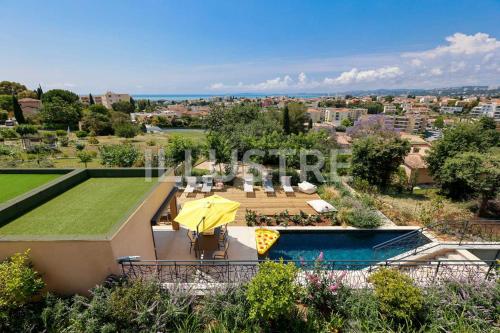 an image of a villa with a swimming pool at Villa Vue Mer, Piscine & Plage à 6Min in Cagnes-sur-Mer