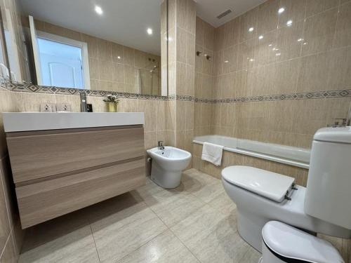 デニアにあるTierra de Mar 50のバスルーム(トイレ、洗面台、バスタブ付)