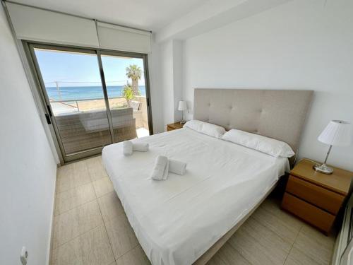 デニアにあるTierra de Mar 50のビーチの景色を望むベッドルーム1室(ベッド1台付)