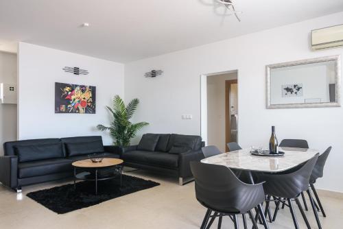 a living room with a couch and a table at L&L Luxury apartment 1 in Okrug Donji