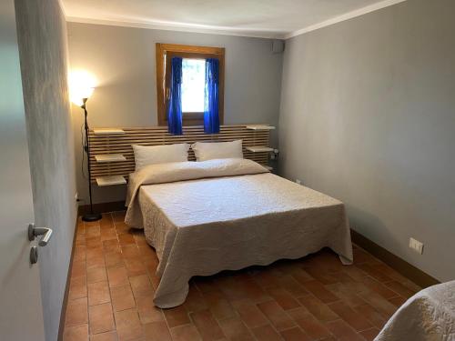 Buti的住宿－Rivolta home，一间卧室设有两张床和窗户。
