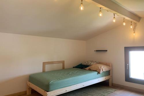 a bedroom with a bed in the corner of a room at Appartement les pieds dans l'eau in Solaro