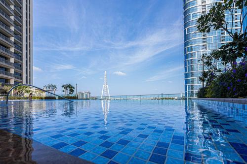 Bazén v ubytování Nice apartment in 52 42 Tower by Emaar, The 14th floor, 1BR nebo v jeho okolí