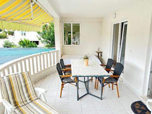 a patio with a table and chairs on a balcony at Apartments Sanda in Promajna