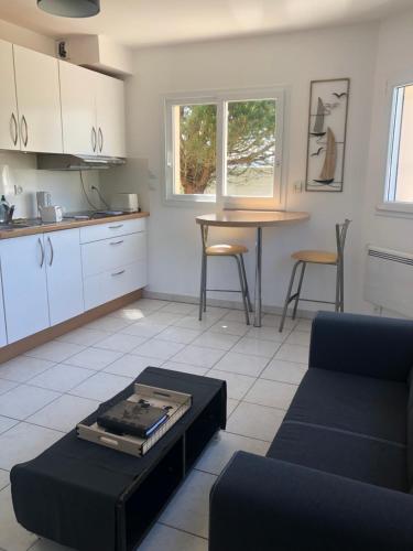 un salon avec un canapé et une table dans l'établissement L’évidence, à Ploudalmézeau