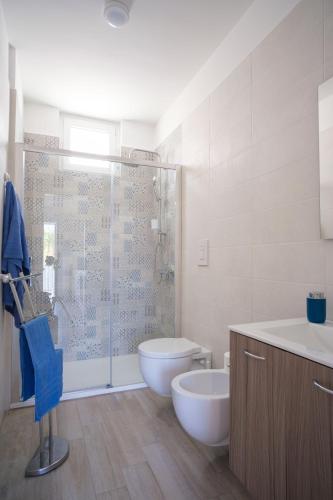 a bathroom with a tub and a toilet and a shower at Case bianche del Capitolo in Monopoli