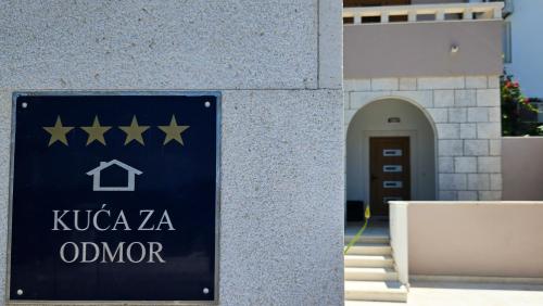 um sinal em frente a um edifício com estrelas em Villa Mar a Mar em Vis