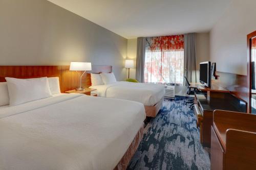 Habitación de hotel con 2 camas y TV de pantalla plana. en Fairfield Inn & Suites by Marriott Fort Worth I-30 West Near NAS JRB, en Fort Worth