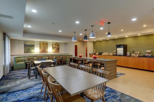 a restaurant with tables and chairs and a bar at Fairfield Inn & Suites by Marriott Fort Worth I-30 West Near NAS JRB in Fort Worth