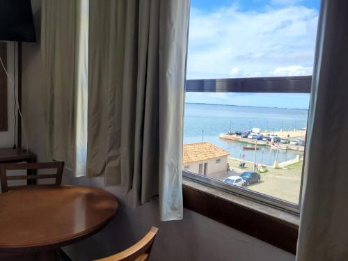 una ventana en una habitación con vistas al océano en Taufik Hotel, en Río Grande