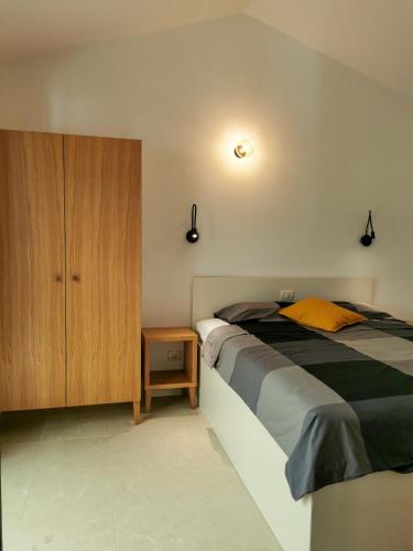 um quarto com uma cama e um armário de madeira em Luna di Rose em Portorož