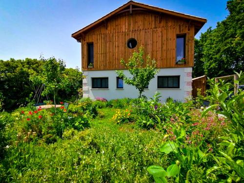 dom z drewnianym dachem na szczycie ogrodu w obiekcie Les Callunes chambres d'hôtes et gîte pour 2 Bassin d'Arcachon w mieście Lanton
