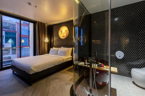 Ένα ή περισσότερα κρεβάτια σε δωμάτιο στο PYNT HOTEL