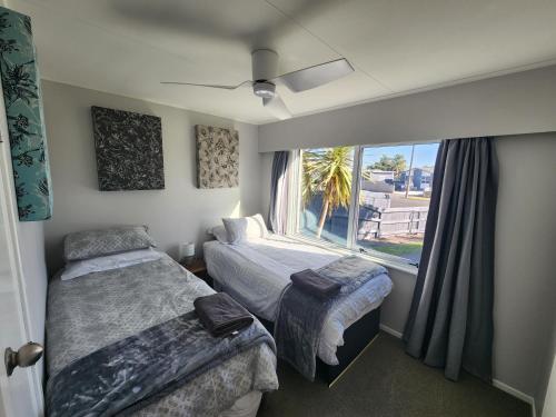 1 dormitorio con 2 camas y ventana grande en Home away from home!, en Hamilton