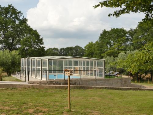 un bâtiment en verre dans un parc avec un parcmètre dans l'établissement Domaine du Venet, à Montcony
