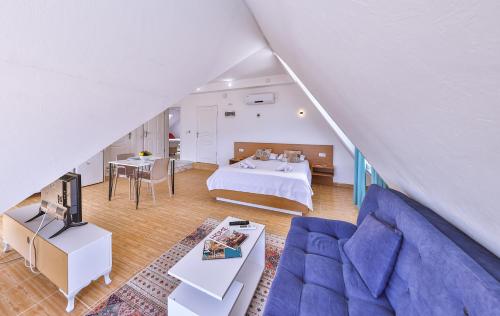 A bed or beds in a room at 3 House Apart