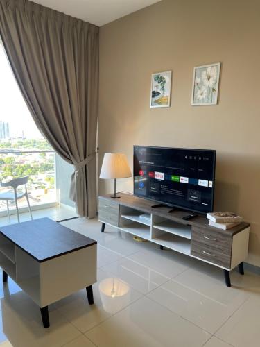 een woonkamer met een televisie en een salontafel bij 8 Pax Family 100Mbps Kepong DesaPark MontKiara Publika Mitec in Kuala Lumpur