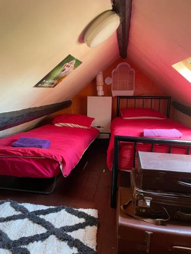 Un pat sau paturi într-o cameră la Farmers cottage