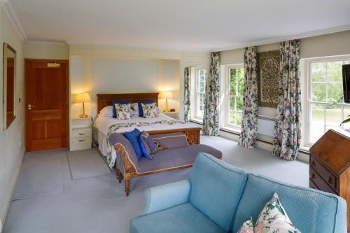 sypialnia z łóżkiem i kanapą w obiekcie Rectory Farm w Cambridge