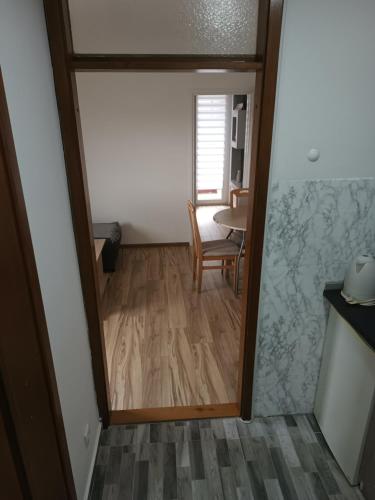 a hallway with a door leading to a dining room at stan na dan IM in Užice
